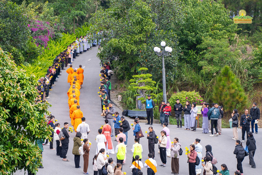 Venerable monks proceed to the Patriarchs Shrine to present offerings in gratitude to the First Patriarch