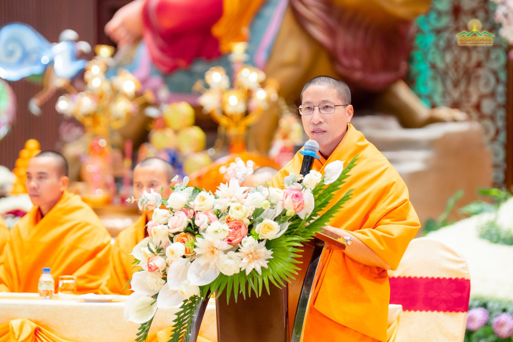 A representative monk proclaimed the spiritual biography of Buddhist King Tran Nhan Tong. Through this, everyone can deeply perceive his vast, boundless merit—a great figure who sacrificed everything for the Dharma and the nation