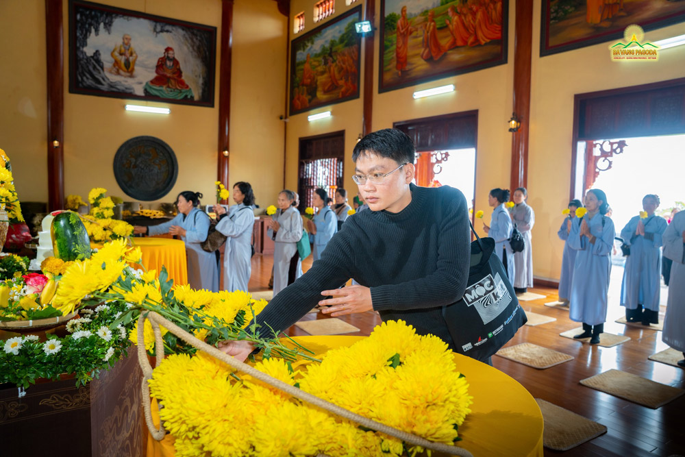 Buddhist devotees reverently offered flowers to Buddhist King Tran Nhan Tong