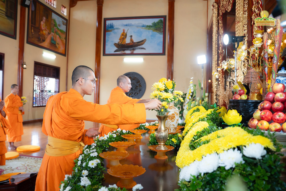 Monks offered flowers to Buddhist King Tran Nhan Tong