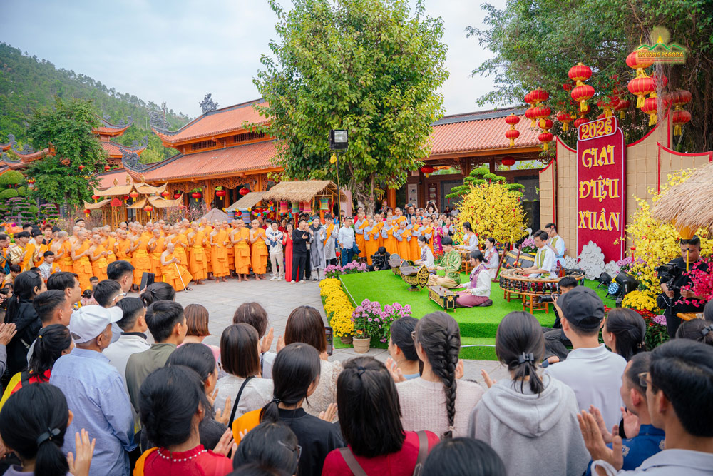 Young Buddhists of Ba Vang Pagoda offer New Year songs in reverence to the monastics and the assembly