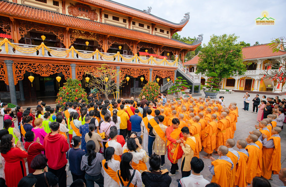 On the first morning of the New Year at the Main Hall of Ba Vang Pagoda, the monastics and the assembly proceed together to the Patriarch Hall to pay homage and express their heartfelt gratitude to the Patriarchs
