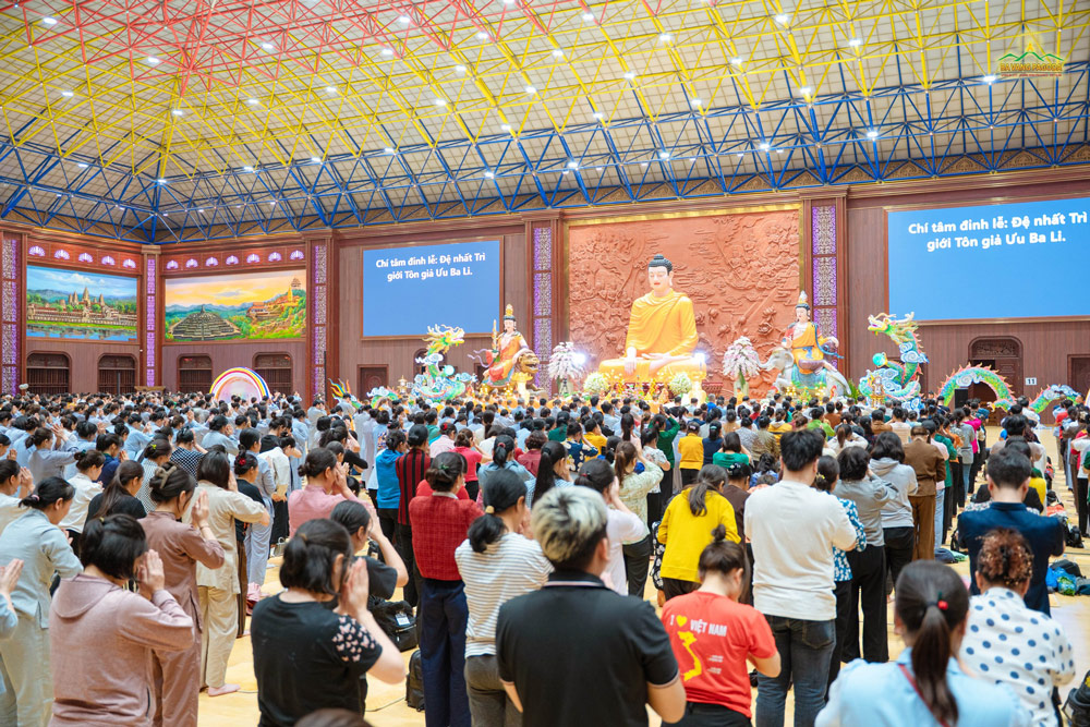 The attendees joined their hands and directed their minds to the Three Jewels, following the monks to chant the sutra and repent of their sins and mistakes
