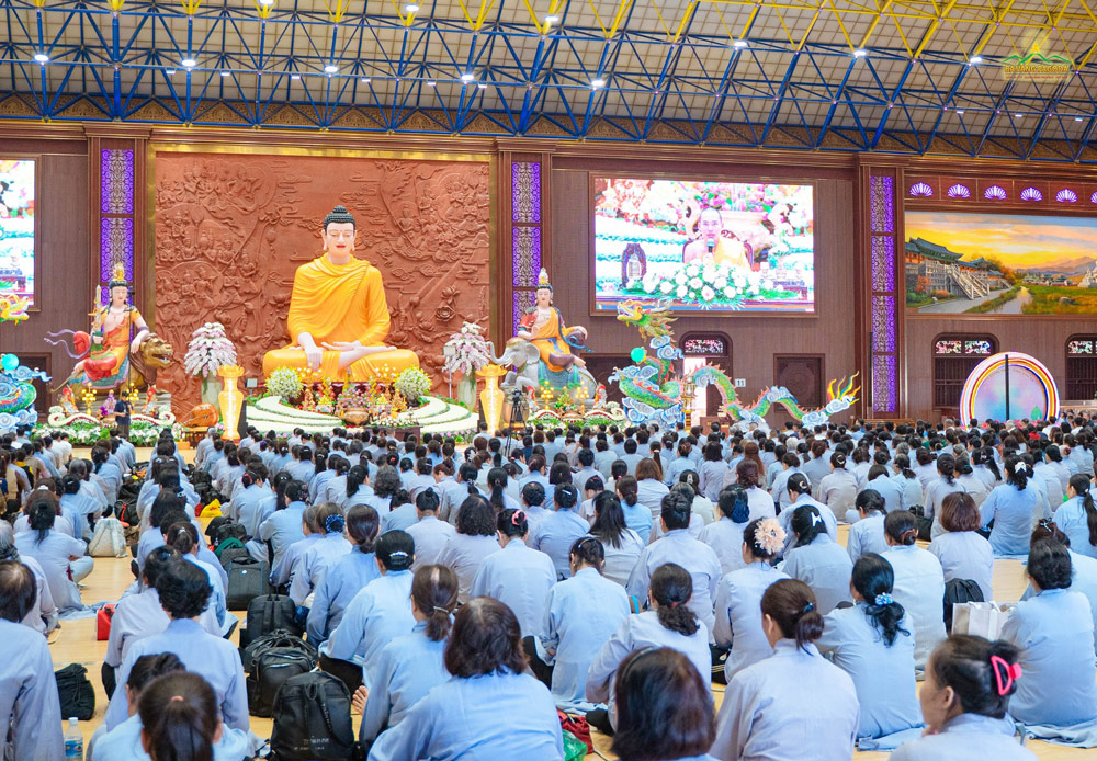 On the Uposatha Day, the lay Buddhists of Ba Vang Pagoda come to the Pagoda for a day of focused Buddhist practice