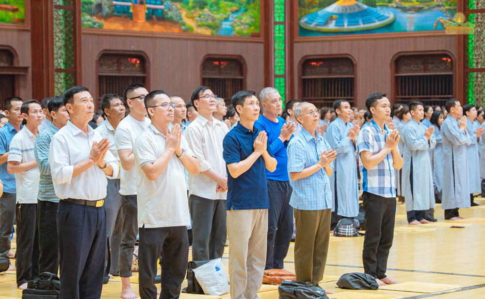 Buddhists attentively followed the Sangha to repent of their sins and mistakes
