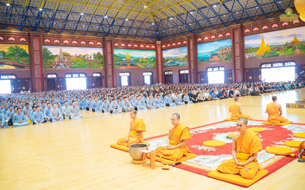 Under the guidance of the monks, the Buddhists settle their minds during the meditation session