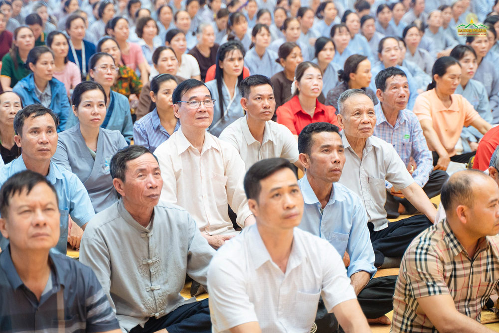 Everyone attentively listened to Thays teachings