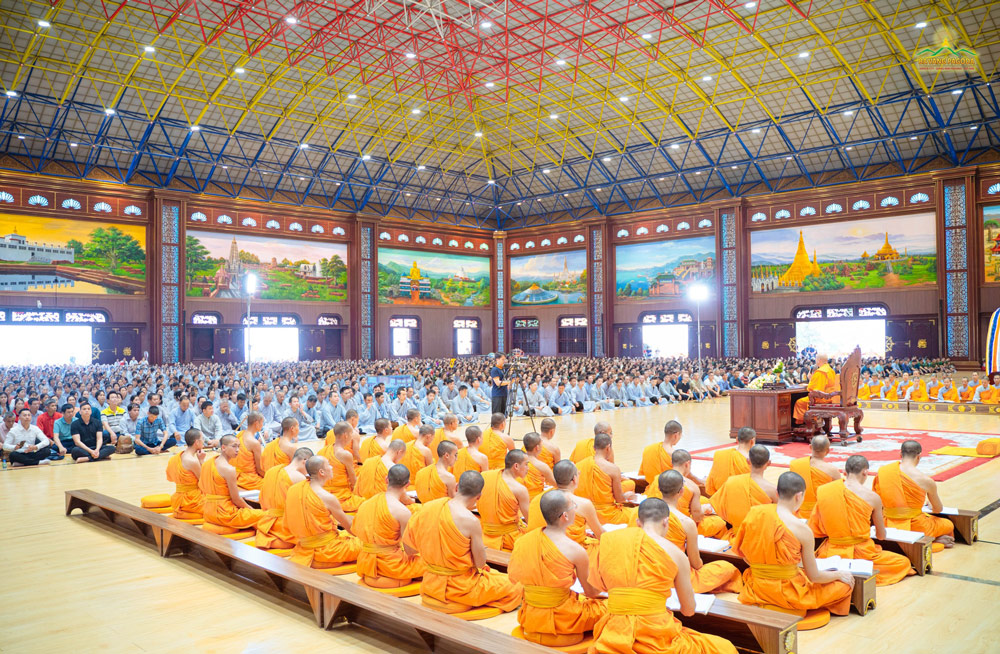 Monks, nuns, and Buddhists attentively listened to Thay's profound words