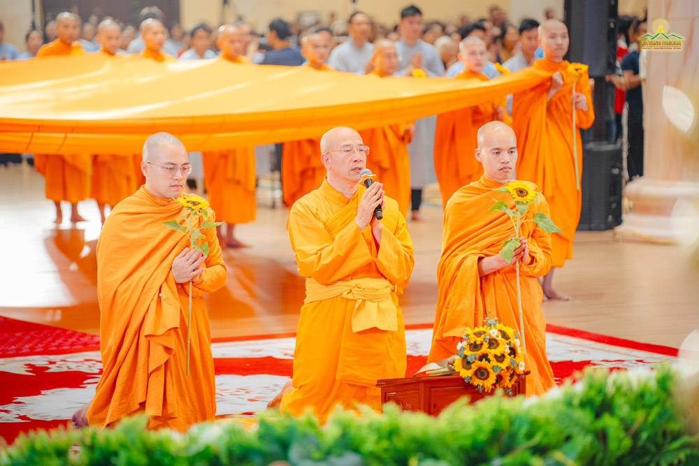 Thay offered words of gratitude and paid homage to the World-Honored One to commemorate his Nirvana