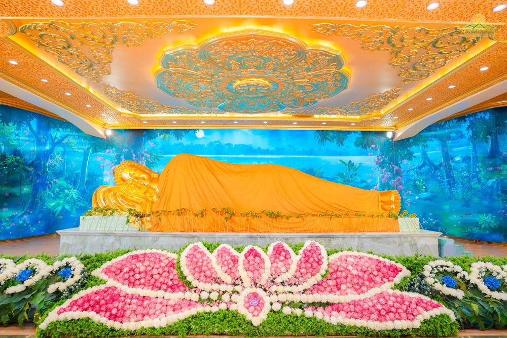 The event of the Buddha entering Nirvana is solemnly and serenely re-enacted with the golden Reclining Buddha statue on the first floor of the Great Lecture Hall at Ba Vang Pagoda