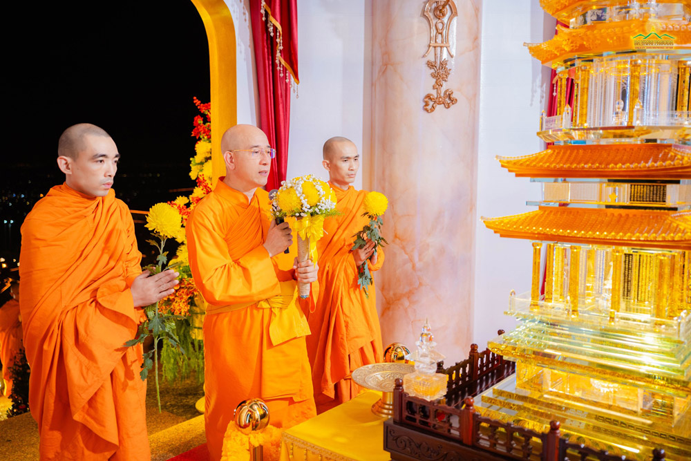 Thay, along with the Sangha, paid homage and offered vibrant flowers to the Buddhas relics at the Relic Stupa