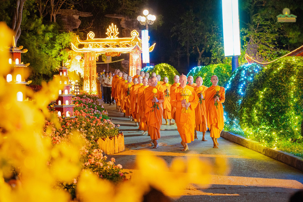 Within the tranquil and solemn Ba Vang Pagoda, Thay, the Sangha, and lay Buddhists together proceeded to the Buddhas Relic Stupa to pay homage and contemplate the day when the Buddha entered Nirvana over 2,500 years ago