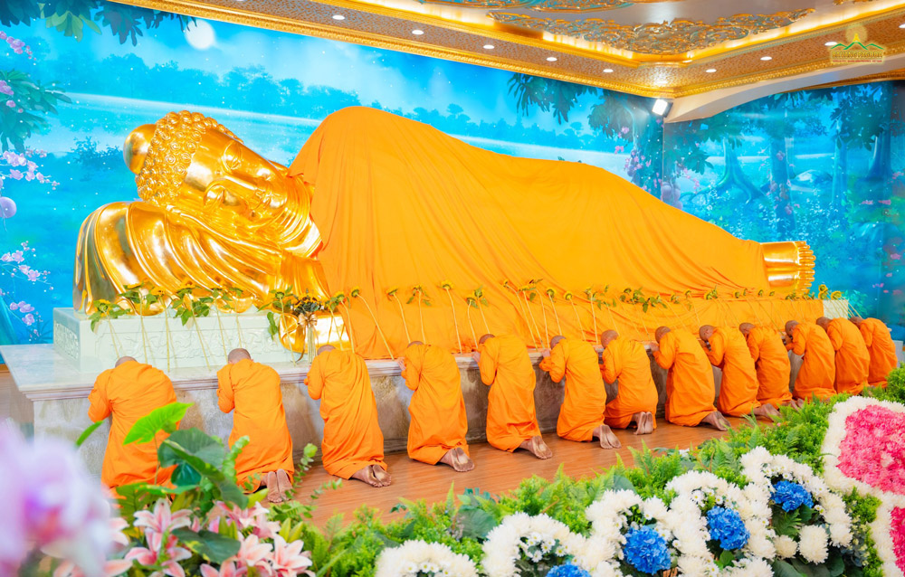 The ceremony took place in the solemn yet emotional atmosphere before the golden Reclining Buddha statue on the first floor of the Great Lecture Hall at Ba Vang Pagoda