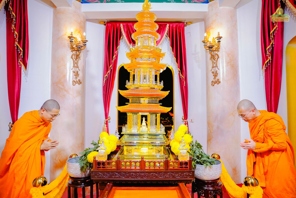 Following Thays guidance, the monks reverently paid homage and offered vibrant flowers to the Buddhas relics