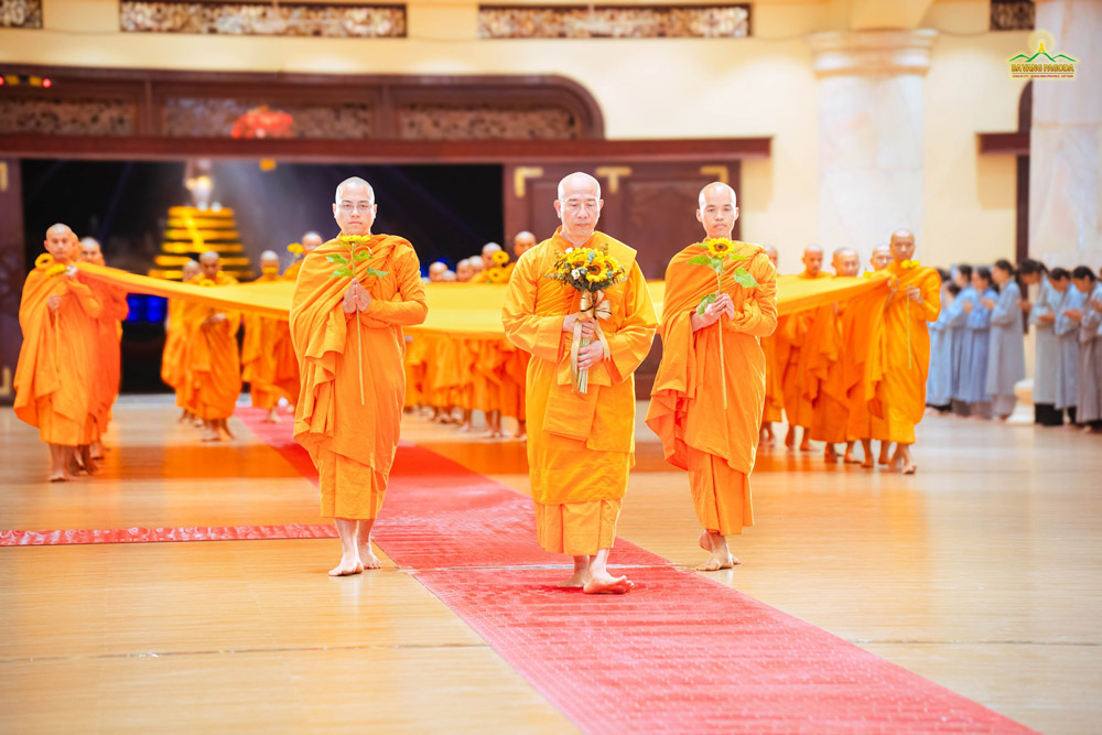 On the commemoration of the Parinirvana, Thay and the Sangha of Ba Vang Pagoda reverently offered a noble saffron robe and beautiful flowers to the golden Reclining Buddha statue