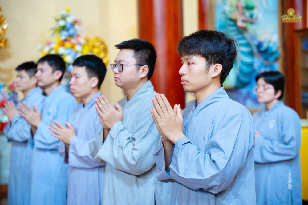 Participants attentively joined their palms, following the monks chanting