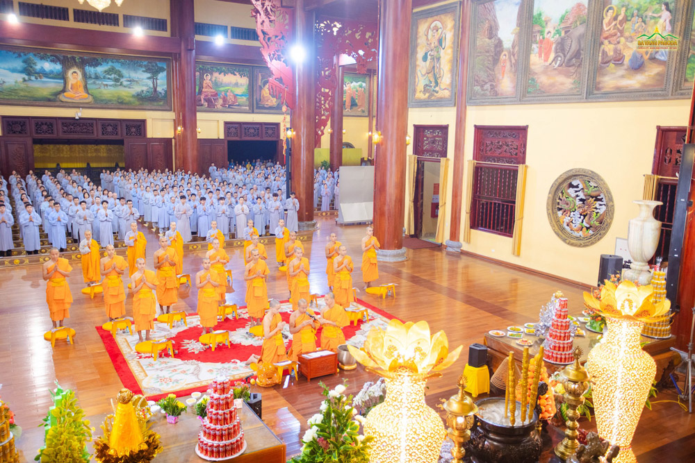 Under the instruction of Thay Thich Truc Thai Minh and being reverently requested by lay Buddhists and people, the monks and nuns of Ba Vang Pagoda conducted the Dharma Ceremony of Avalokitesvaras Five Hundred Names for three days