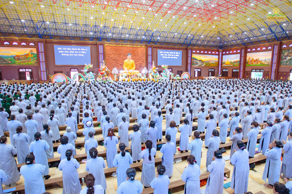 A panoramic view of the Dharma Ceremony of Avalokitesvaras Five Hundred Names on the second floor of the Great Lecture Hall
