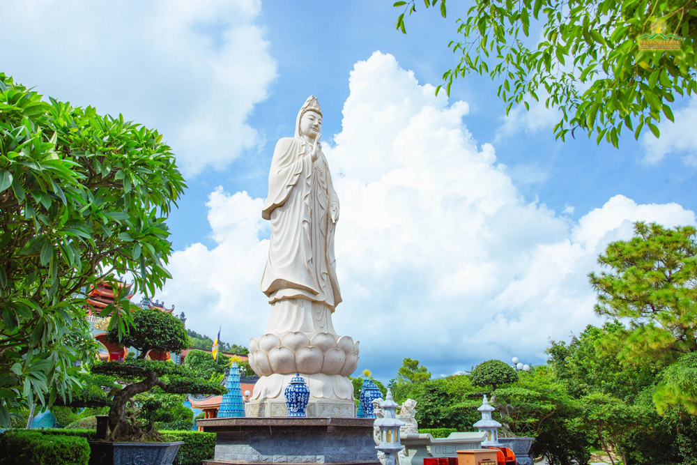 The image of Bodhisattva Avalokitesvaras Five Hundred Names symbolizes boundless compassion to rescue beings from suffering and bring them happiness