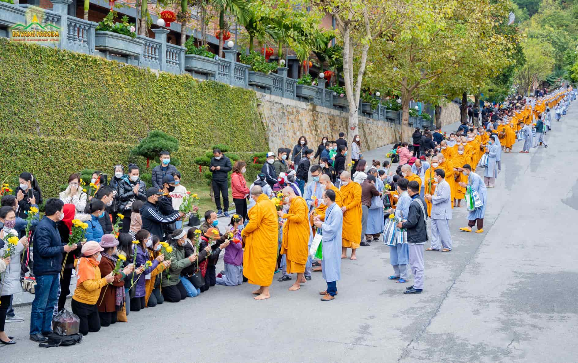 almsgiving ceremony at ba vang pagoda