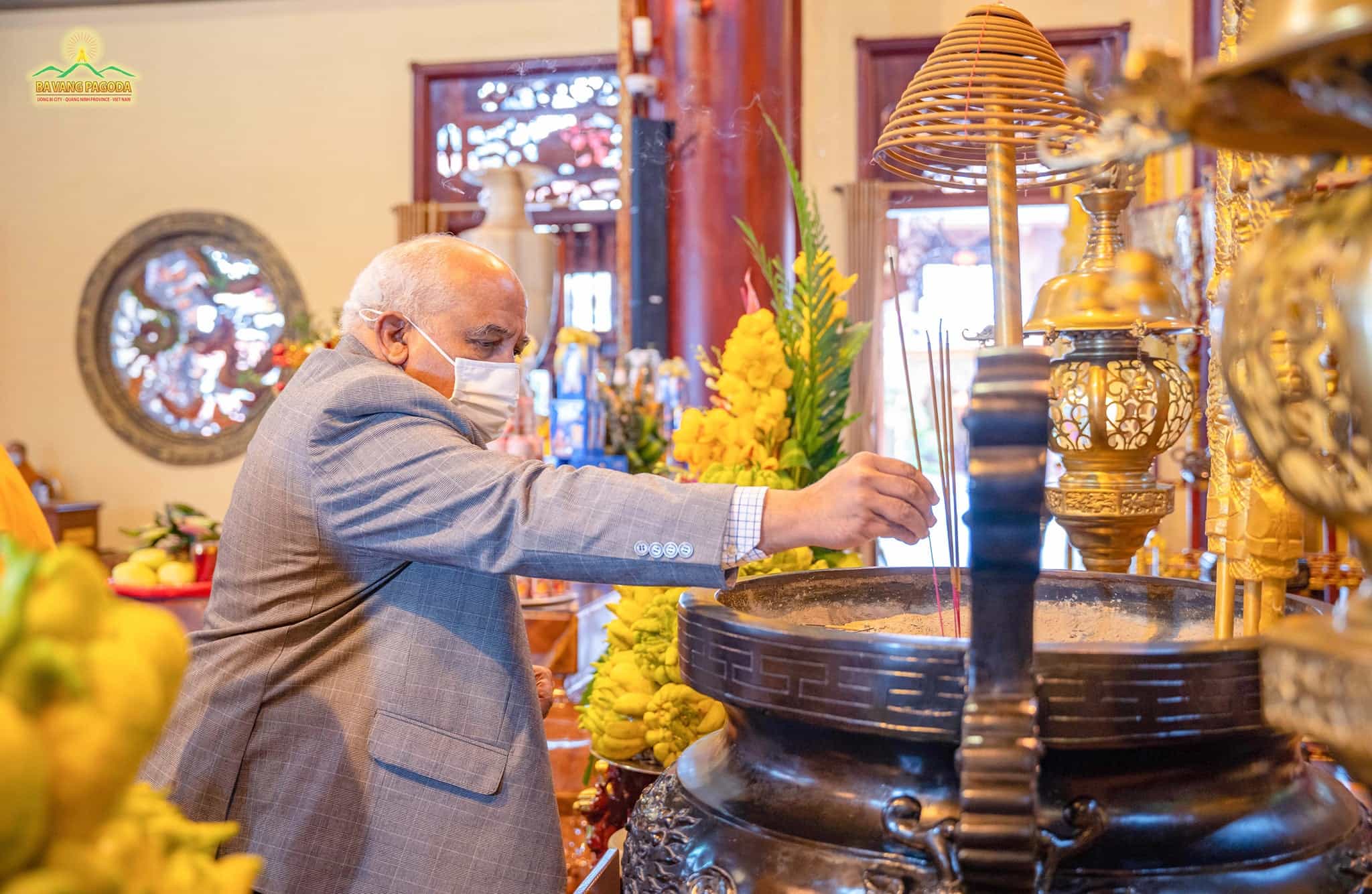 Mr Orlando Hernández Guillén offered incense to the Three Jewels.