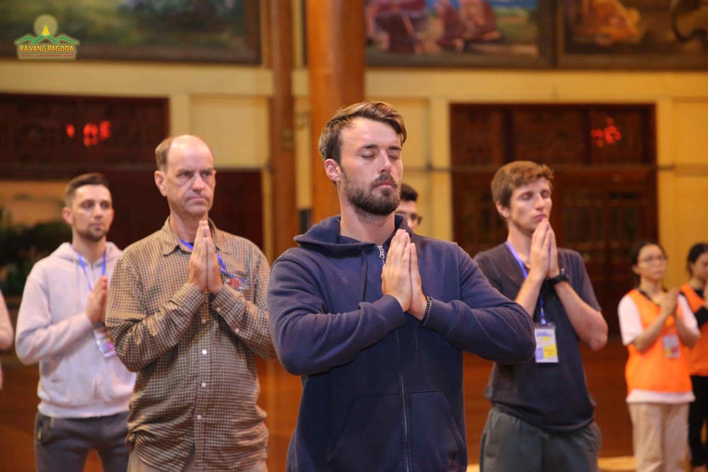Practicing the Dharma will help you transform your karma (Picture: Foreigners in a Repentance Session at Ba Vang Pagoda in early 2020 when COVID-19 hadnt emerged in Vietnam).