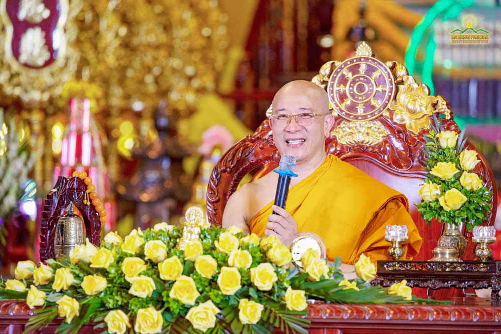 Thay Thich Truc Thai Minh in a regular Dharma Talk at Ba Vang Pagoda.