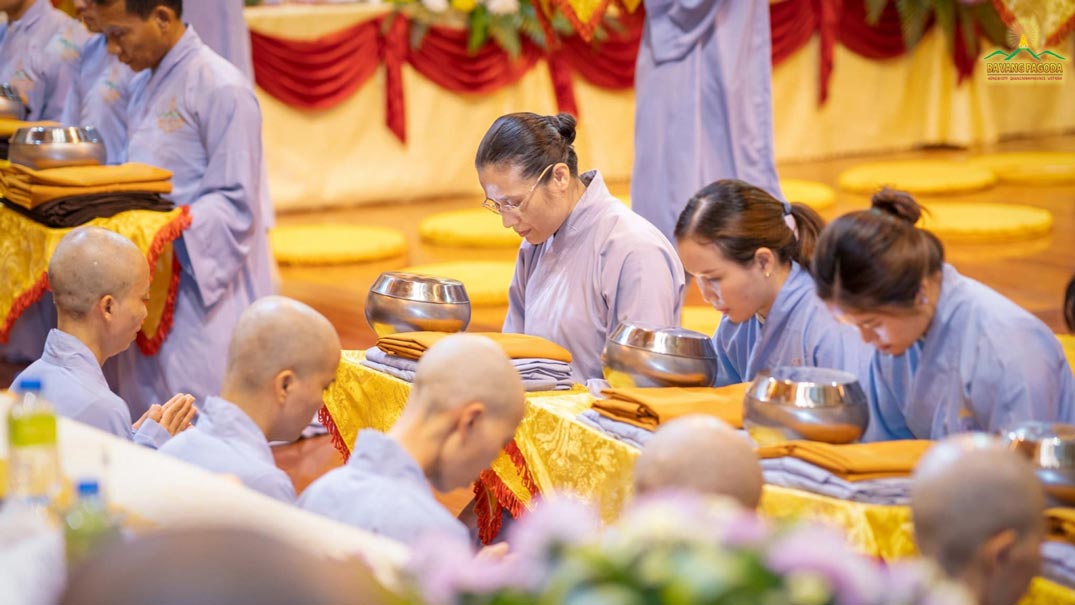 Buddhists of Chrysanthemum Club offering robes and alms bowls to new Monks and Nuns.