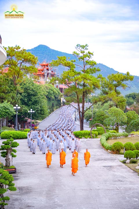 Thay Thich Truc Thai Minh and the monks at Ba Vang Pagoda guide lay Buddhists on walking meditation practice.