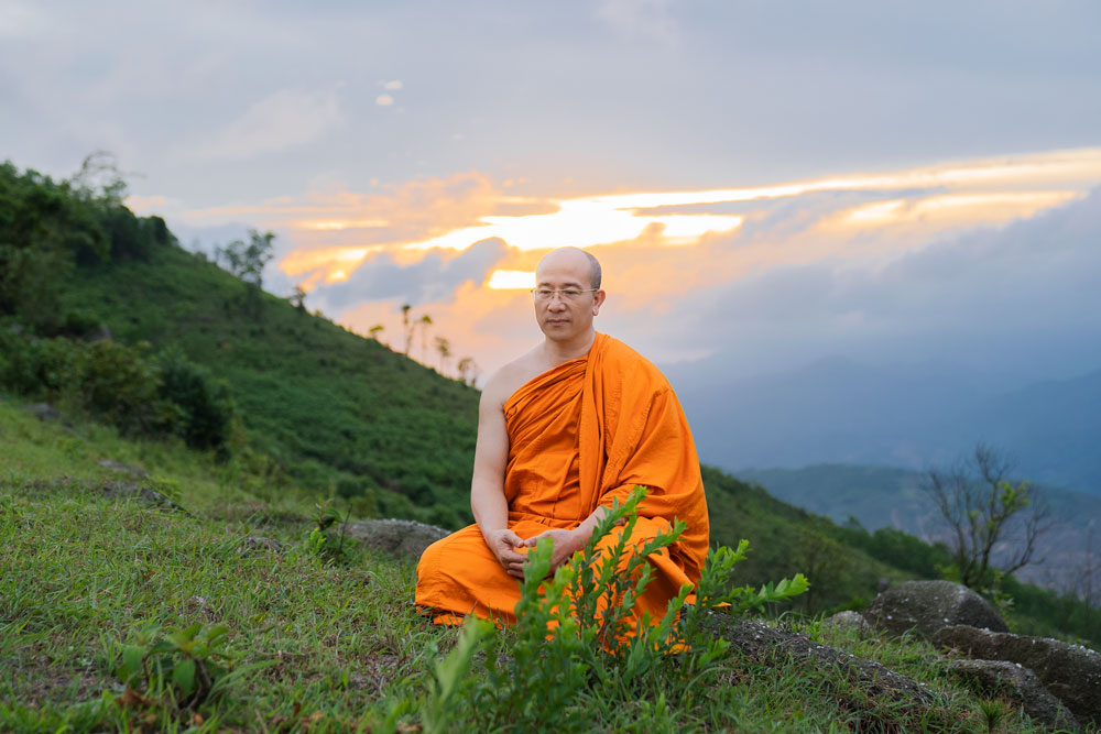 Thay Thich Truc Thai Minh gained his teacherless wisdom through practicing Buddhist meditation, therefore he wants to disseminate the Buddhas teachings to everybody.