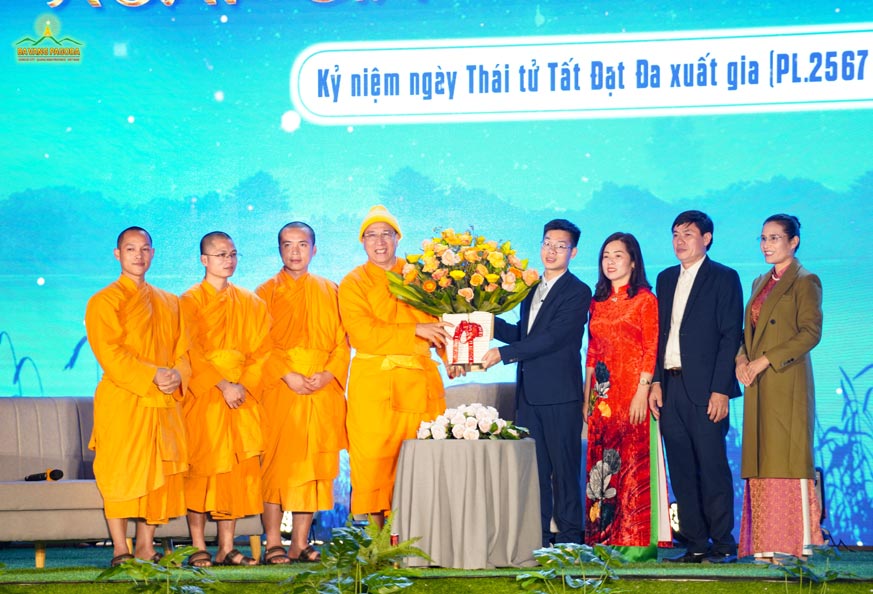 Bhikkhu Thich Truc Thai Minh and the monks of Ba Vang Pagoda were given flowers by a family of Buddhists