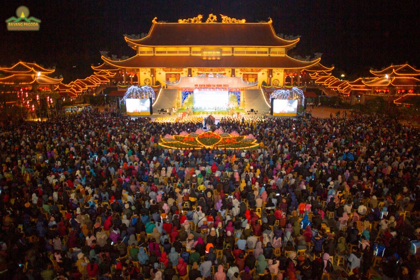 The campus of Ba Vang Pagoda was filled with spectators during the commemoration of Prince Siddarthas Great Renunciation