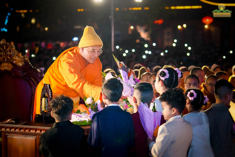 Bhikkhu Thich Truc Thai Minh, abbot of Ba Vang Pagoda, received flowers from the junior Buddhists of Rahula club on the anniversary of the Buddhas Great Renunciation.