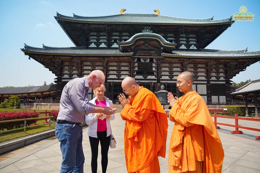 A couple joyfully made offerings and paid respect to Thay at Todaiji temple, he consented and wished them blessings.
