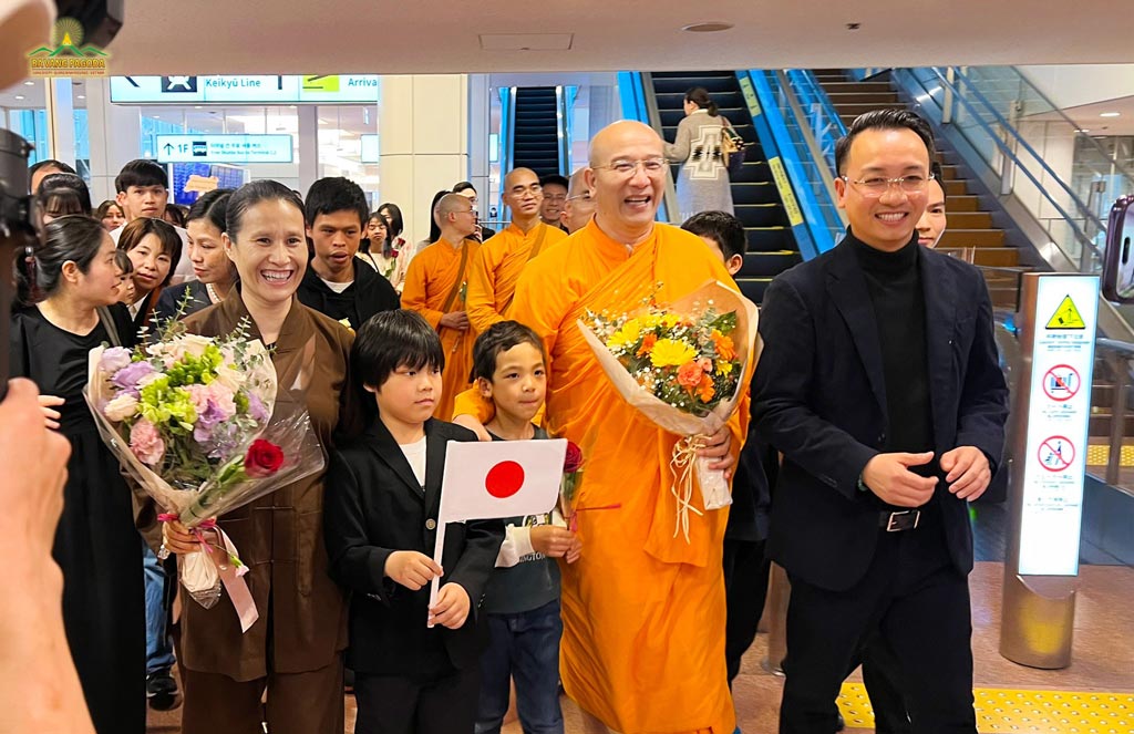Upon arriving at the airport, Thay and the monks were immediately greeted with an air overflowing with the happiness and love of the welcoming Buddhists.