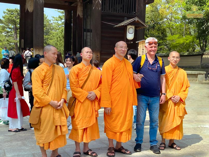 Thay Thich Truc Thai Minh and the guest took a souvenir photo with a smile on their face and hands tightly held, demonstrating the spirit of friendship and connection with others of Buddhism.