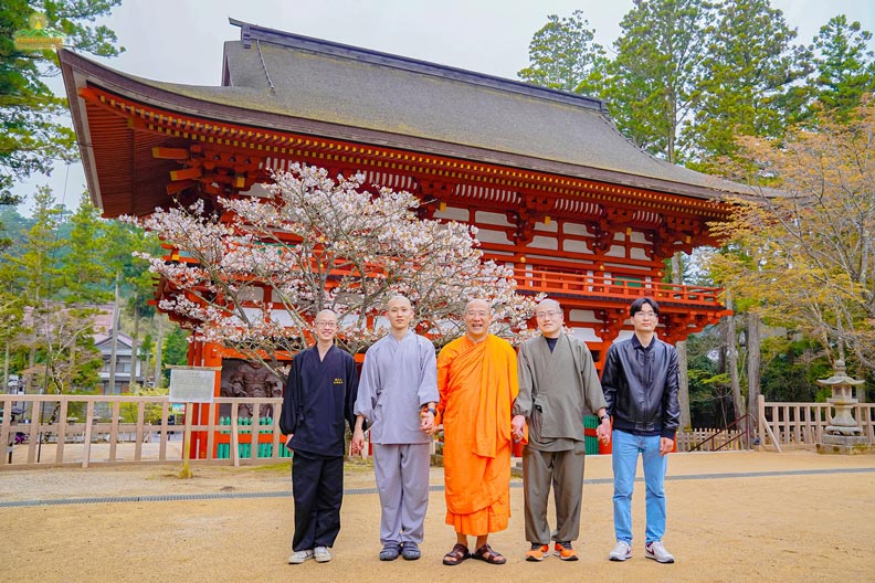 Thay Thich Truc Thai Minh took a souvenir photo with Buddhist monks at Koyasan Temple in Nara, Japan.