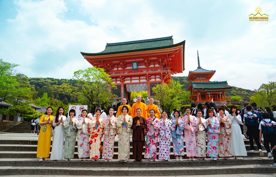 Thay Thich Truc Thai Minh and the monks of Ba Vang Pagoda took a souvenir picture with Buddhists at Kiyomizu-dera. His Dharma-propagation tour in Japan was a great boon to the expatriate Buddhist community in this country.