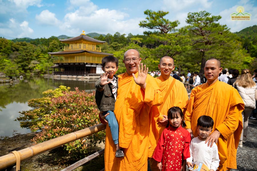 Thay Thich Truc Thai Minh and the monks took a souvenir picture with junior Buddhists by the beautiful Golden Pavillion of Kinkaku-ji.