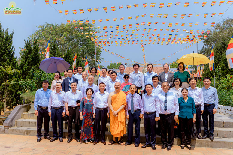 The Japan-Vietnam Parliamentary Friendship Alliance delegation took a souvenir photo to mark their visit to Dien Phuc Pagoda, which is under the abbotship of Thay Thich Truc Thai Minh.