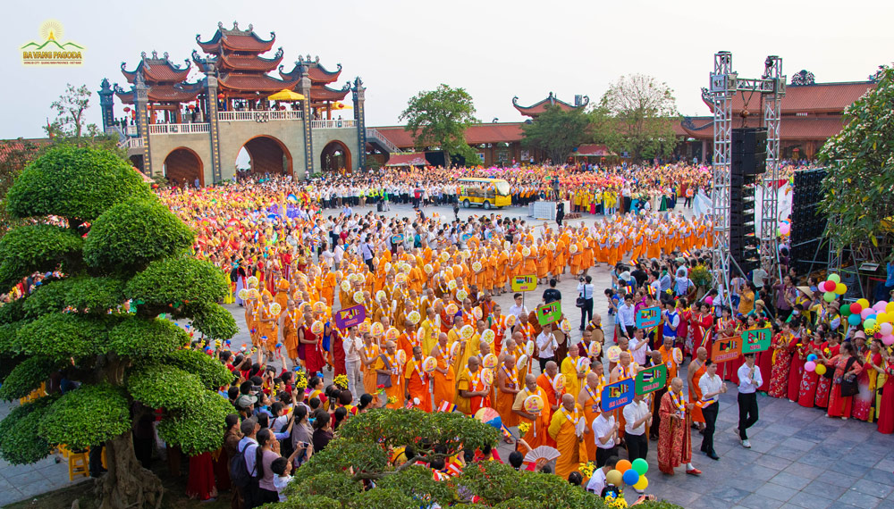 The campus of Ba Vang Pagoda was filled with people participating in the Vesak Float Parade.