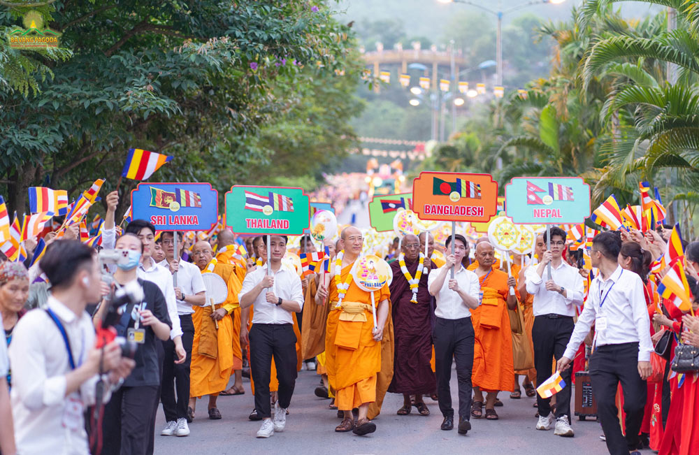 Thay Thich Truc Thai Minh and monks from many countries happily joined the float parade