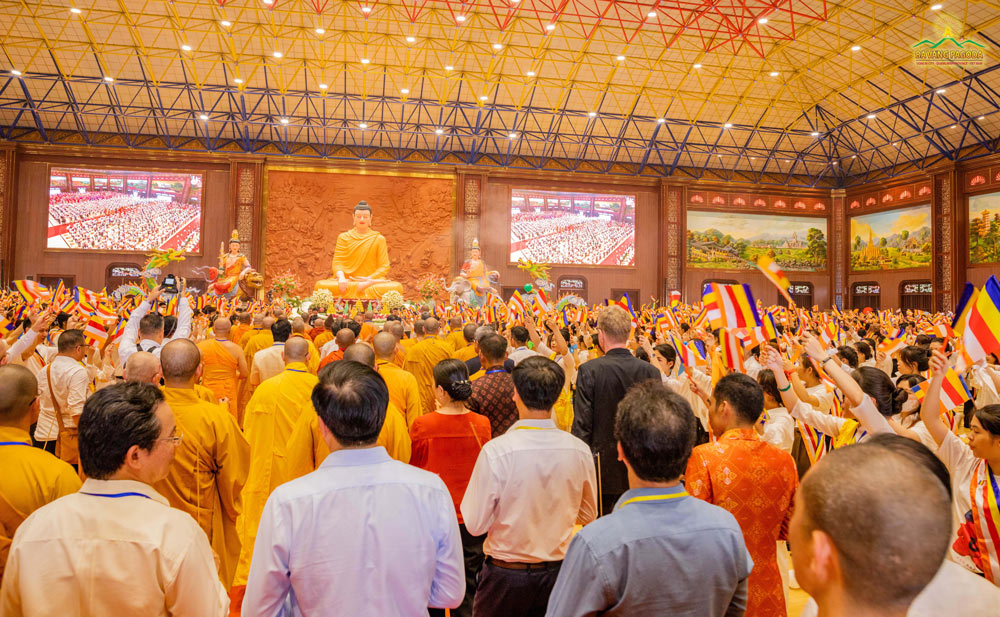 Venerable monks, along with domestic and international delegates, offered incense to pay homage to the Buddha at the Grand Lecture Hall
