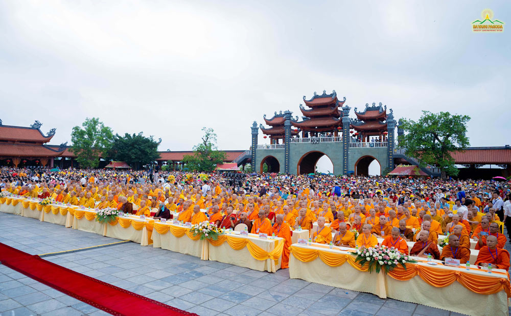 The Grand Celebration of Vesak 2023 at Ba Vang Pagoda saw the participation of numerous honored monks, Buddhists, and people across the globe
