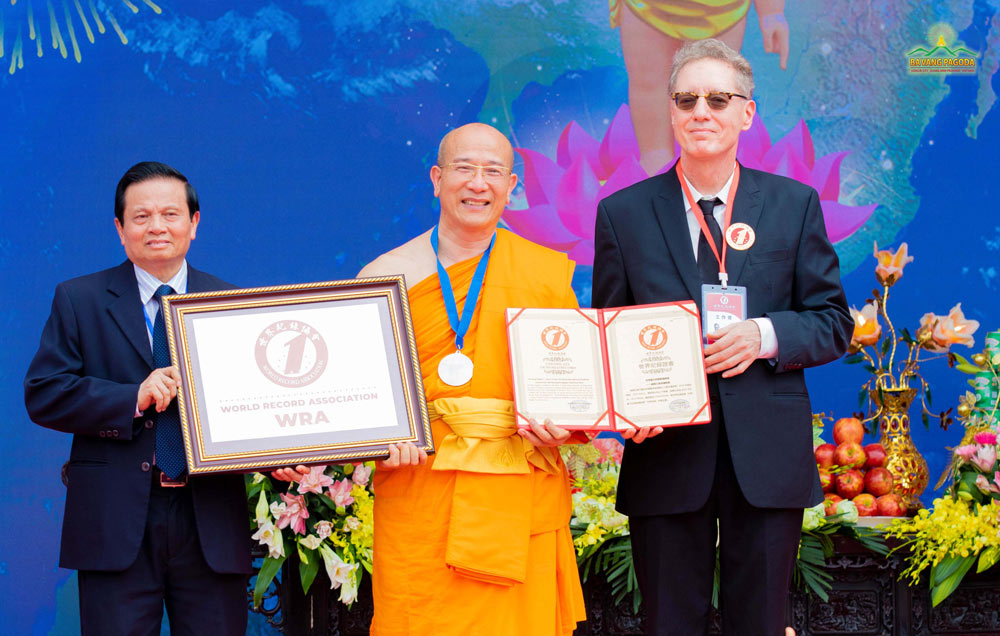 Thay Thich Truc Thai Minh received records of the worlds biggest on-mountain Buddhist Lecture Hall from the World Record Association
