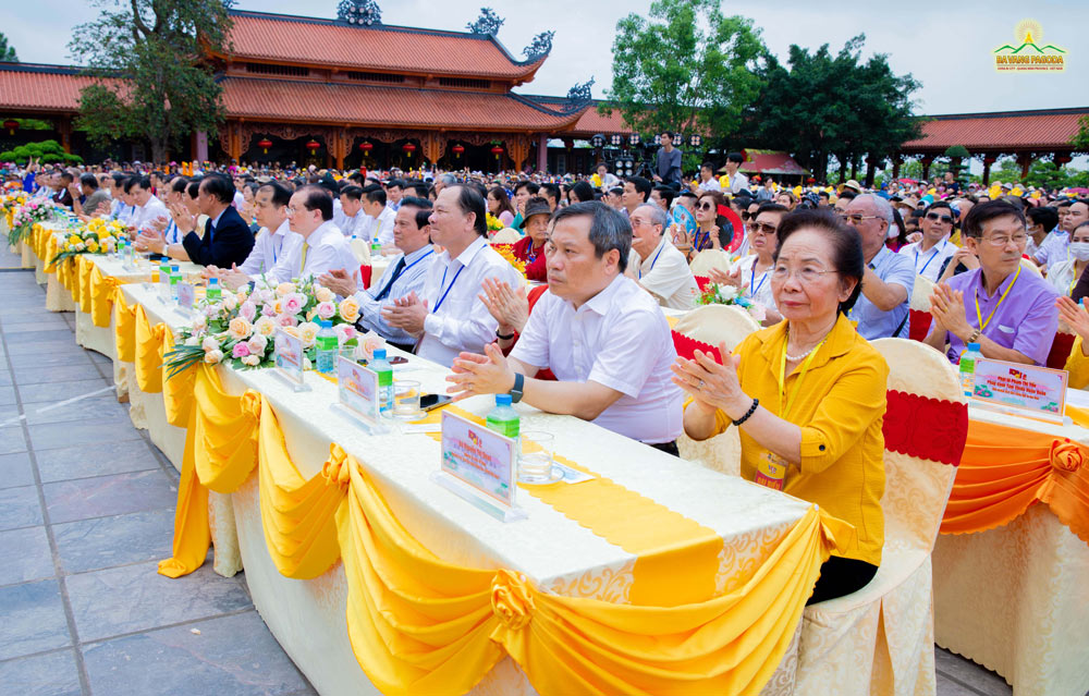 The grand celebration also featured many leaders and former leaders of government parties and organizations