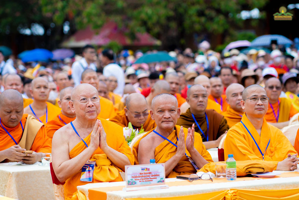 Most Venerable Phrabhavanadhamvides - Assistant Abbot of Wat Phra Dhammakaya (outermost left)