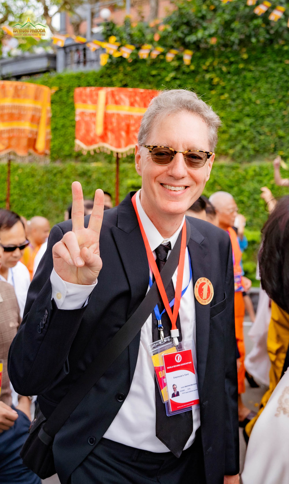 Mr. Michael Vincent - General Director of the World Record Association (WRA), happily captured a joyful moment during the grand Vesak festival at Ba Vang Pagoda