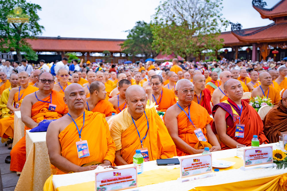 Honored Venerable monks from over 10 countries joined the grand Vesak celebration