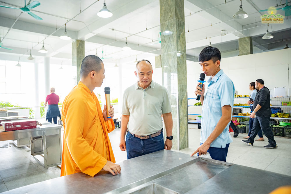 The delegation had the chance to visit the kitchen zone of Ba Vang Pagoda and shared about its compact and effective designs. Also, the delegation learned about how Ba Vang Pagoda could serve tens of thousands of free meals for attendees during grand events.